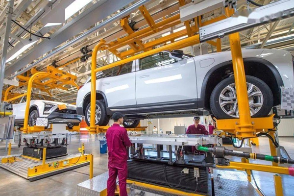 This Automobile Assembly Line greatly reduces manual lifting work!